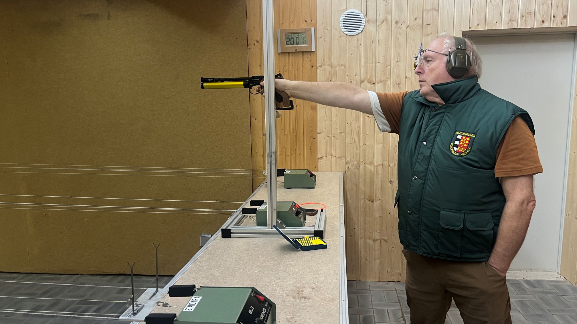 ein Wettkampfschütze mit Luftpistole
