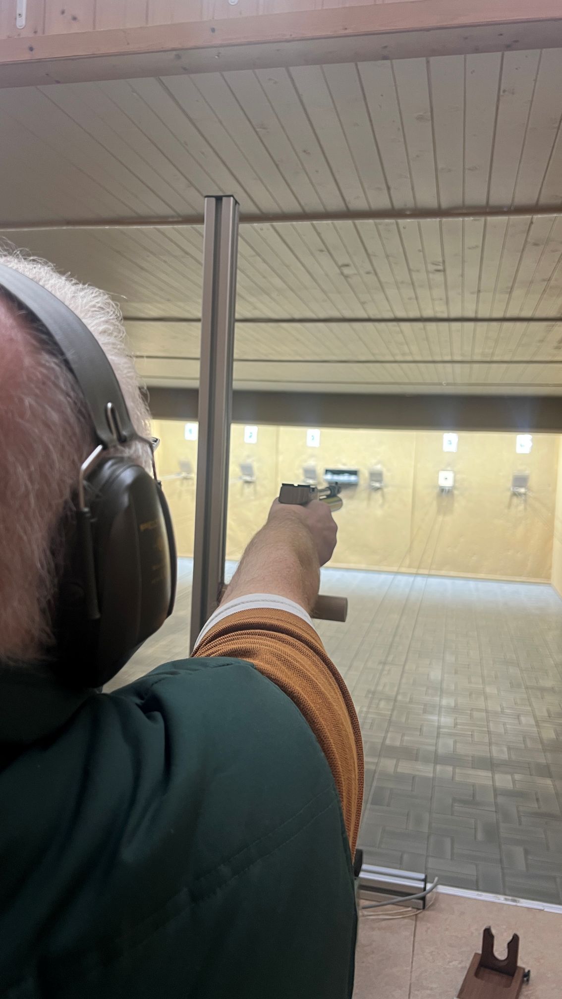 ein Wettkampfschütze mit Luftpistole