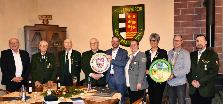 Ehrengäste zur 100-Jahre-Feier: Bürgermeister Wolfram Zimmer, Ehrenvorsitzender Norbert Fechtner, Ehrenvorsitzender und Wiedergründer Manfred Reuel †, Vorsitzender Norbert Salomon, Landrat Thorsten Stolz, Bezirksschützenmeisterin Birgit Sczeburek, Hessischer-Schützenbund-Präsidentin Tanja Frank, neuer Schützenkönig Matthias Grimm und alter Schützenkönig Jannik Müller